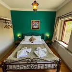 Nomads Cave & Rooftop Готель 3*
