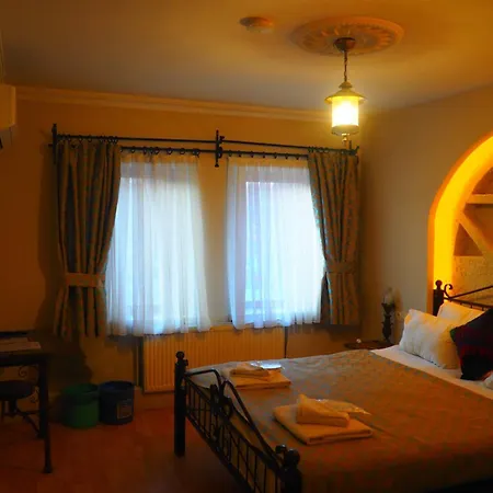 Nomads Cave & Rooftop Отель 2*