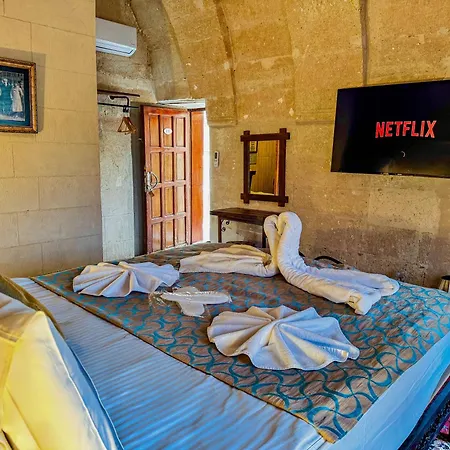 Nomads Cave & Rooftop Готель 3*