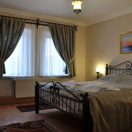 Nomads Cave & Rooftop Готель 3*