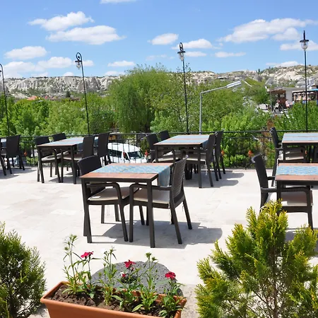 Nomads Cave & Rooftop Готель