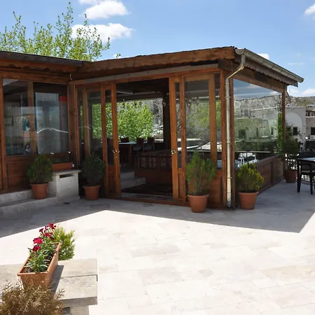 Nomads Cave & Rooftop Готель