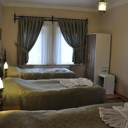 Nomads Cave & Rooftop Отель